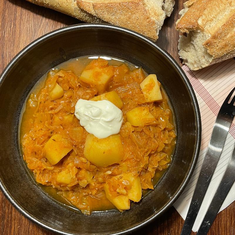 Veganes Gulasch mit Kartoffeln und Sauerkraut